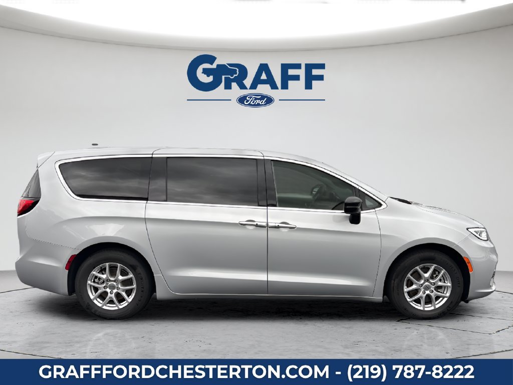 Used 2024 Chrysler Pacifica Touring-L FWD image 6