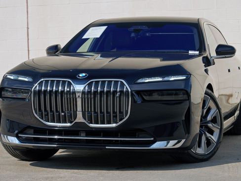 Used 2023 BMW i7 xDrive60 w/ Executive Package 2 AWD/4WD image 3