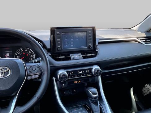 Used 2019 Toyota RAV4 XLE Premium FWD image 9