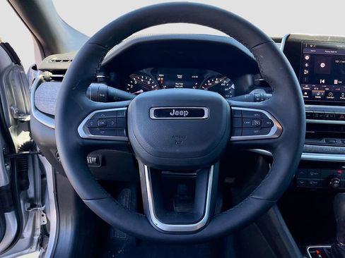 Used 2025 Jeep Compass Latitude AWD/4WD image 11