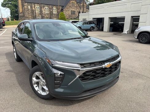 Used 2025 Chevrolet Trax LS w/ LS Convenience Package FWD image 4
