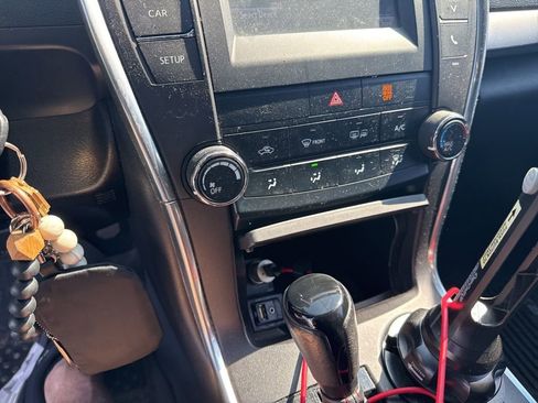 Used 2017 Toyota Camry SE image 10