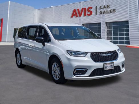 Used 2025 Chrysler Pacifica Select FWD image 3