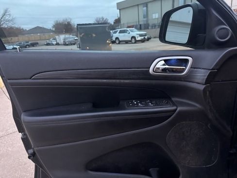 Used 2020 Jeep Grand Cherokee Altitude image 23