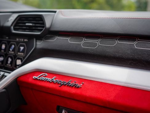 Used 2019 Lamborghini Urus AWD/4WD image 17