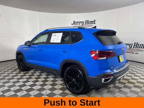 Used 2023 Volkswagen Taos SE w/ Panoramic Sunroof Package FWD image 9