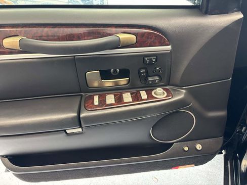 Used 2009 Lincoln Town Car Signature Limited image 16