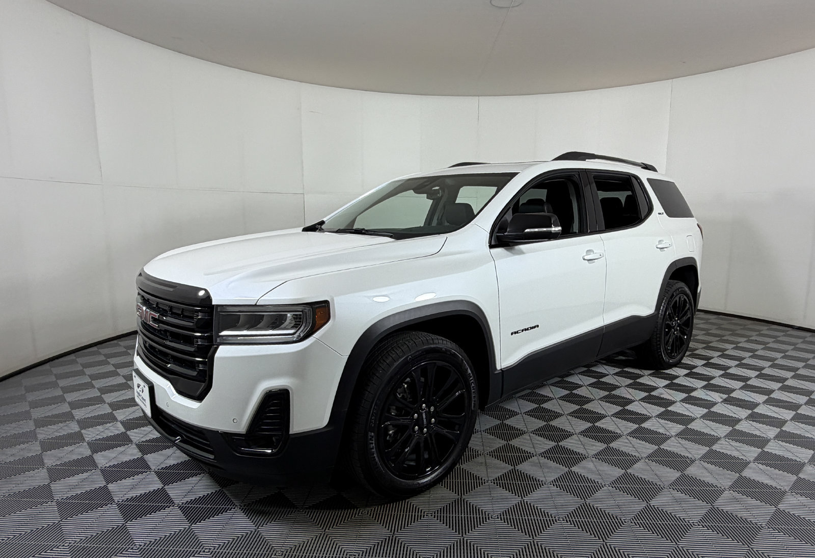 Used 2023 GMC Acadia SLT w/ Elevation Edition FWD image 2