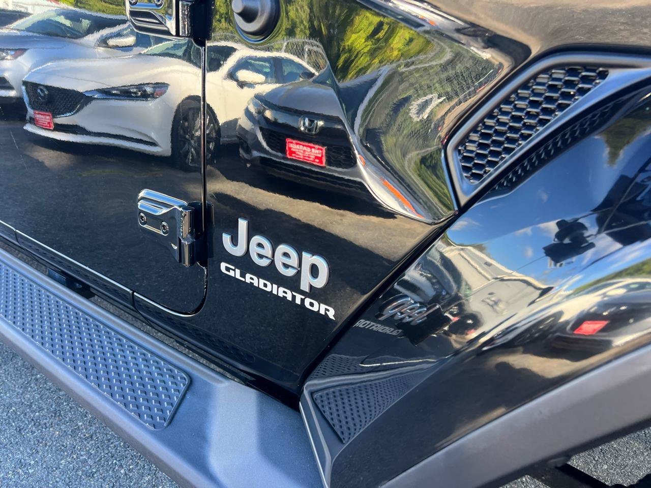 Used 2020 Jeep Gladiator Overland AWD/4WD image 4