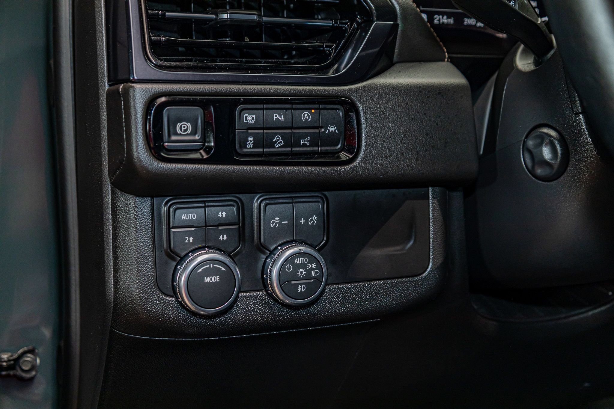 Used 2025 GMC Yukon AT4 w/ LPO, AT4 Appearance Package AWD/4WD image 17