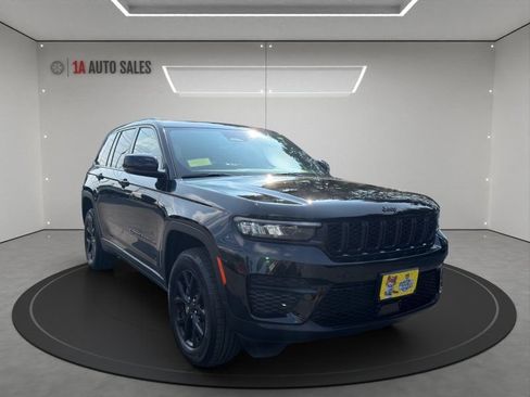 Used 2025 Jeep Grand Cherokee Altitude AWD/4WD image 7