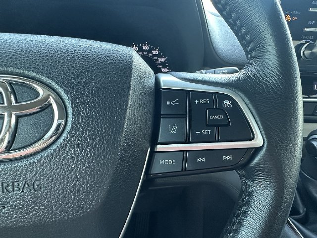Used 2022 Toyota Sienna XLE FWD image 24