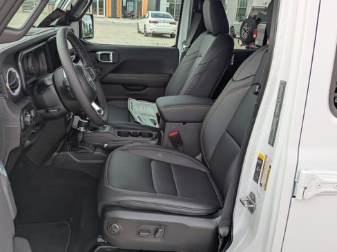 New 2026 Jeep Wrangler Unlimited Sahara AWD/4WD image 10