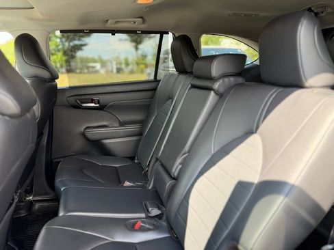 Used 2024 Toyota Highlander XLE AWD/4WD image 5