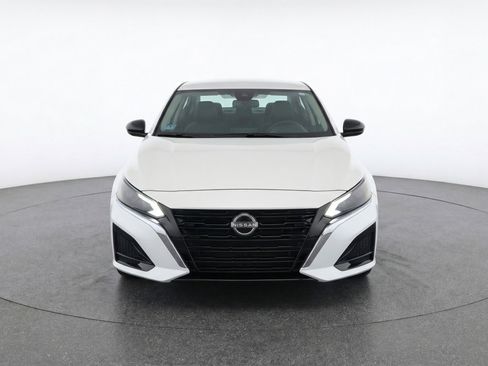 Used 2025 Nissan Altima 2.5 SV FWD image 2