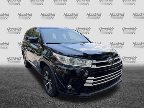 Used 2017 Toyota Highlander Plus FWD image 2