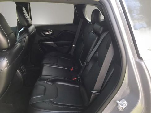 Used 2019 Jeep Cherokee Limited w/ Technology Group AWD/4WD image 3