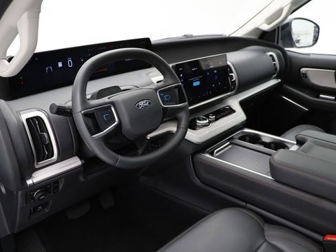 Used 2025 Ford Expedition Active AWD/4WD image 14
