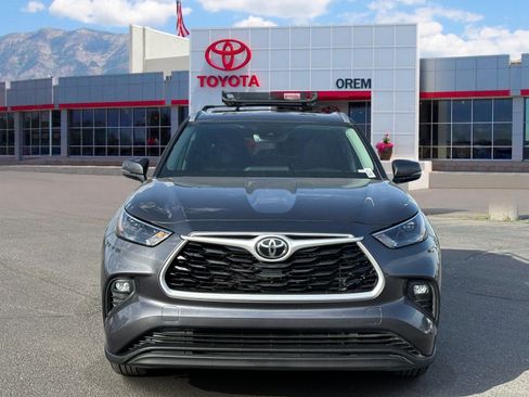 Used 2022 Toyota Highlander XLE AWD/4WD image 2