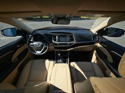Used 2017 Toyota Highlander Limited AWD/4WD image 35
