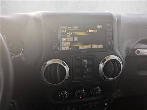 Used 2015 Jeep Wrangler Unlimited Sahara w/ Connectivity Group AWD/4WD image 11