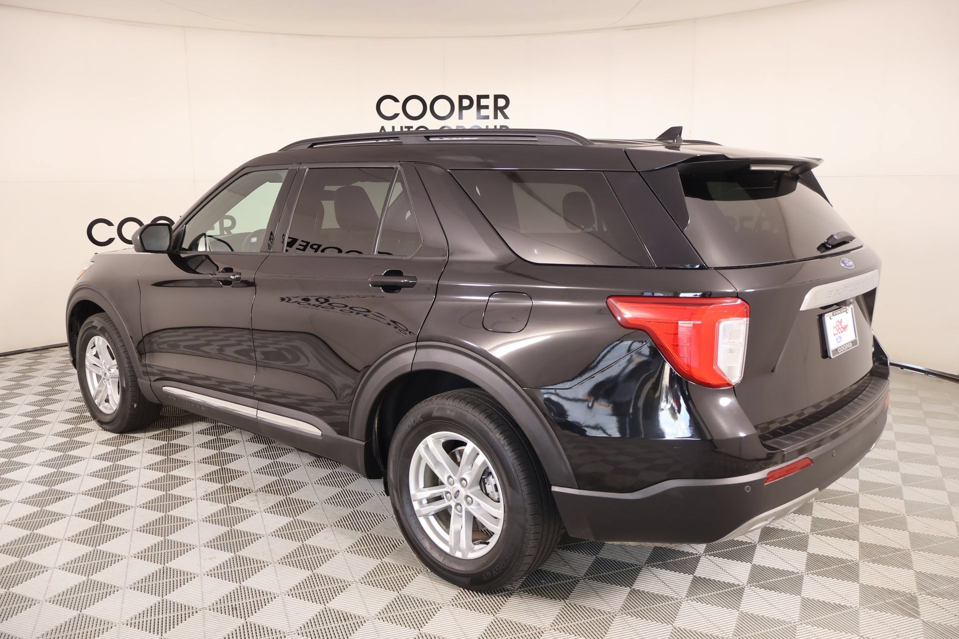Used 2020 Ford Explorer XLT w/ Equipment Group 202A AWD/4WD image 23