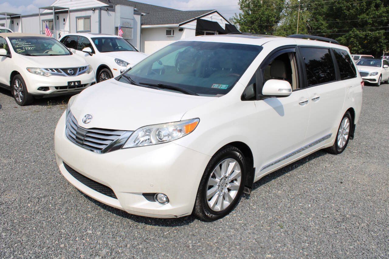 Used 2013 Toyota Sienna Limited w/ Premium Pkg FWD image 2
