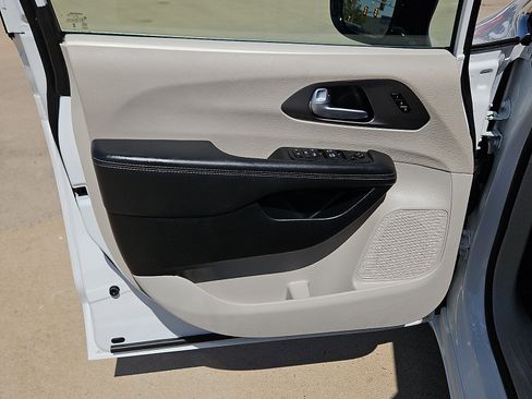 Used 2024 Chrysler Pacifica Touring-L FWD image 12