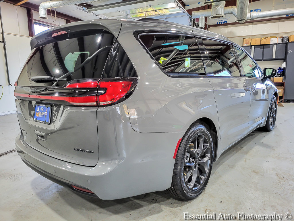 Used 2025 Chrysler Pacifica Limited FWD image 7