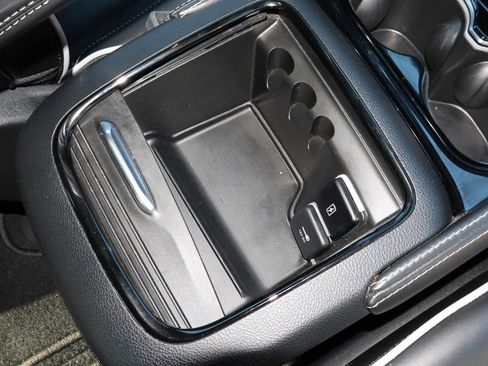Used 2025 Chrysler Pacifica Limited FWD image 28