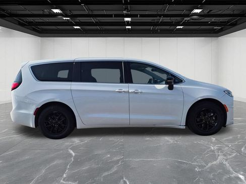 Used 2024 Chrysler Pacifica Touring-L FWD image 6