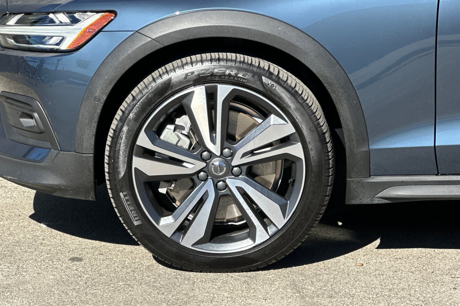 Certified 2025 Volvo V60 B5 Cross Country Plus w/ Protection Package Premier AWD/4WD image 12