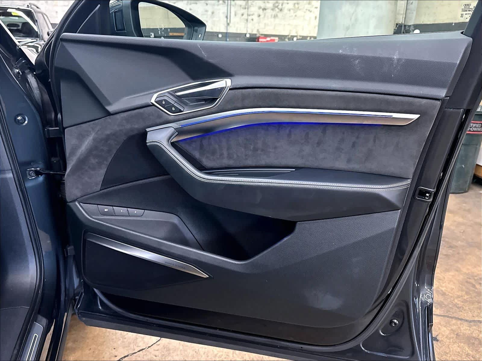 Used 2019 Audi e-tron Prestige w/ Prestige Package AWD/4WD image 27