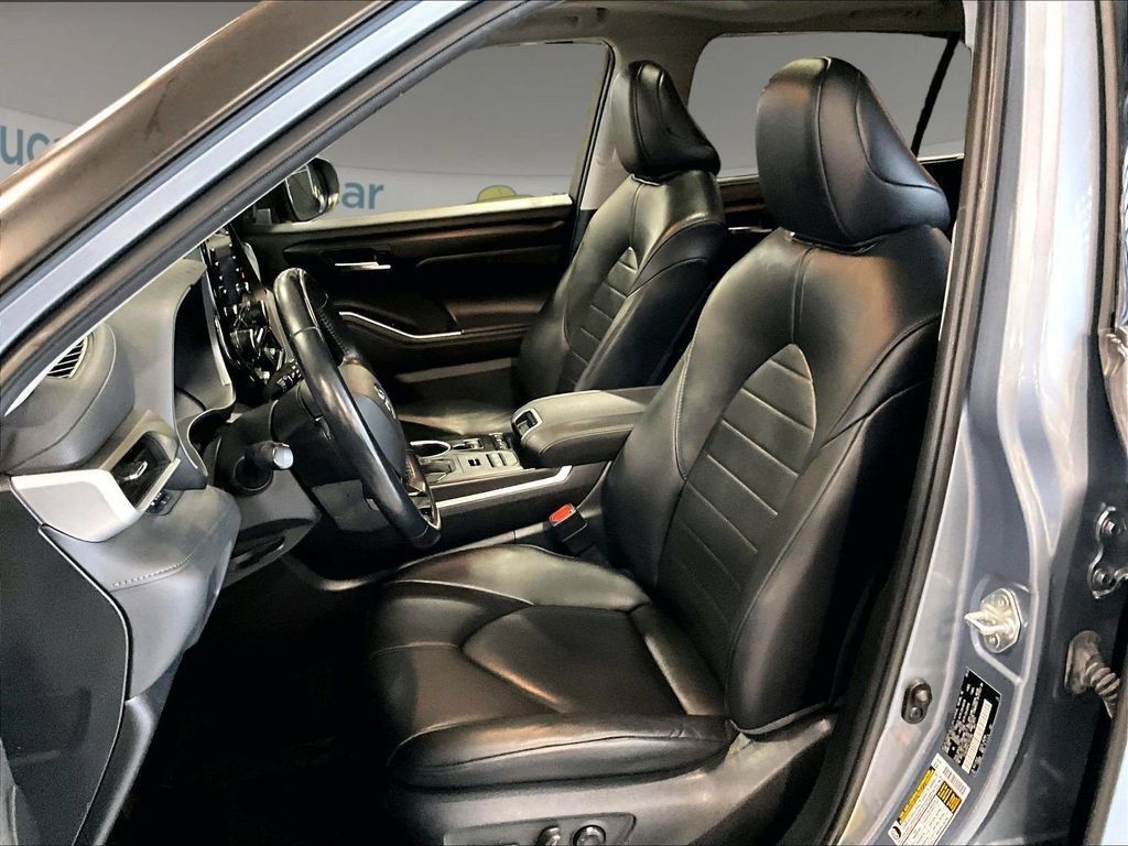 Used 2020 Toyota Highlander XLE AWD/4WD image 10