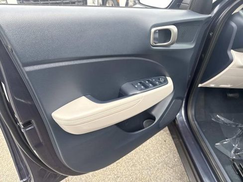 Used 2023 Hyundai Venue Limited image 17