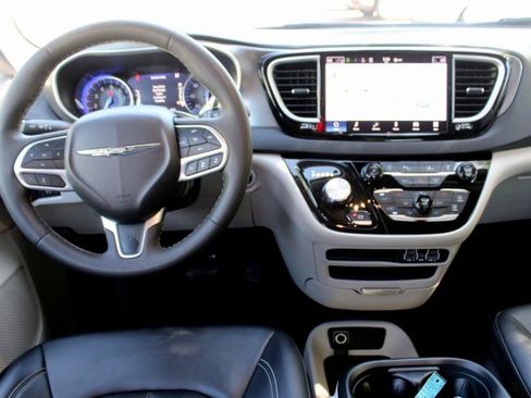 Used 2024 Chrysler Pacifica Touring-L FWD image 39