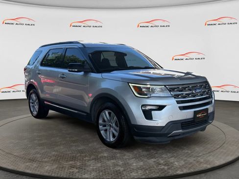 Used 2018 Ford Explorer XLT w/ Equipment Group 202A AWD/4WD image 5