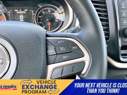 Used 2017 Jeep Cherokee Sport FWD image 16