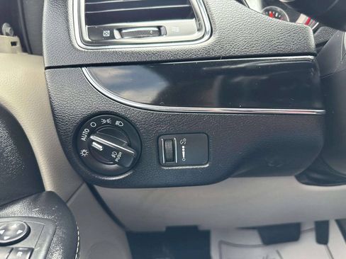 Used 2019 Dodge Grand Caravan SXT FWD image 25