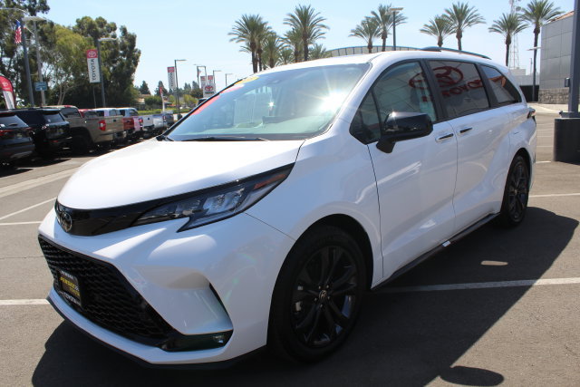 Certified 2026 Toyota Sienna XSE FWD image 5