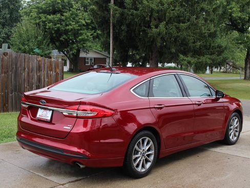 Used 2017 Ford Fusion SE w/ Fusion SE Technology Package FWD image 10