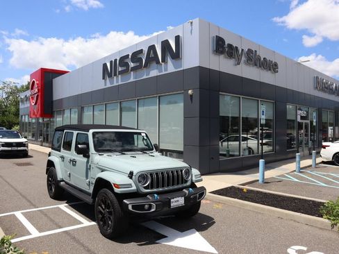 Used 2024 Jeep Wrangler Unlimited Sahara w/ Technology Group AWD/4WD image 1