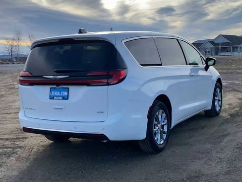 New 2026 Chrysler Pacifica Select AWD/4WD image 8