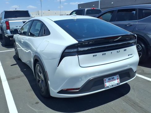 Used 2025 Toyota Prius Plug-In Hybrid FWD image 3