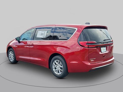 New 2027 Chrysler Pacifica Select FWD image 5