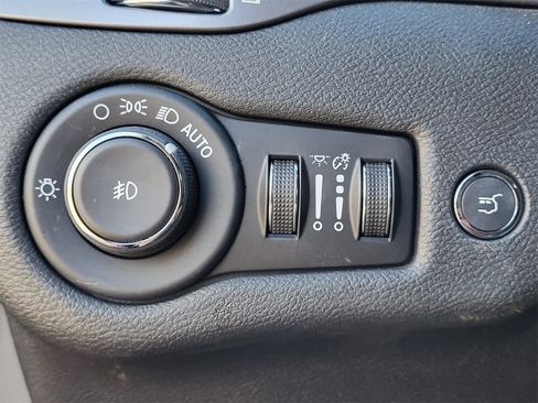 Used 2021 Jeep Cherokee Latitude Lux w/ Comfort/Convenience Group image 20