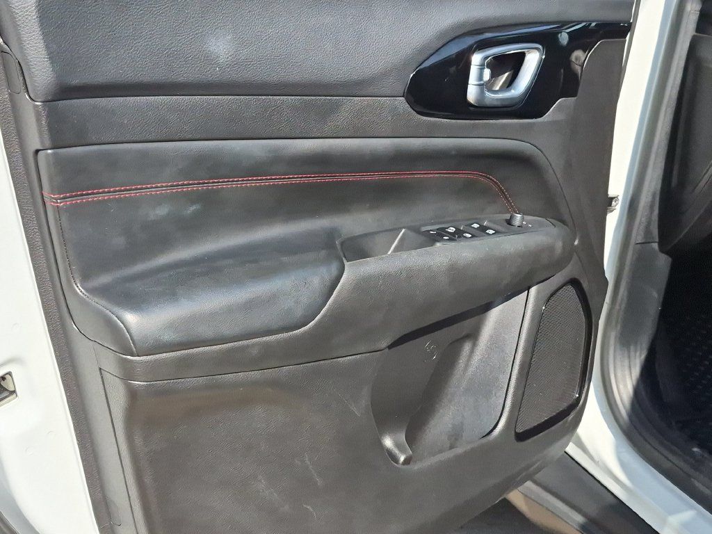 Used 2025 Jeep Compass Trailhawk AWD/4WD image 17