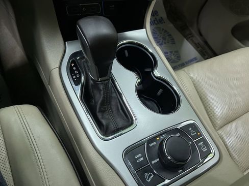 Used 2019 Jeep Grand Cherokee Overland AWD/4WD image 26