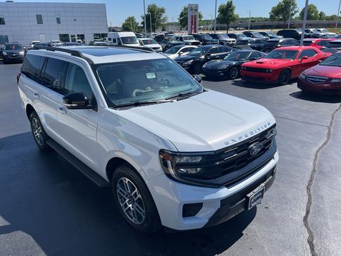 Used 2025 Ford Expedition Active AWD/4WD image 5