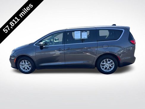 Used 2023 Chrysler Pacifica Touring-L FWD image 2